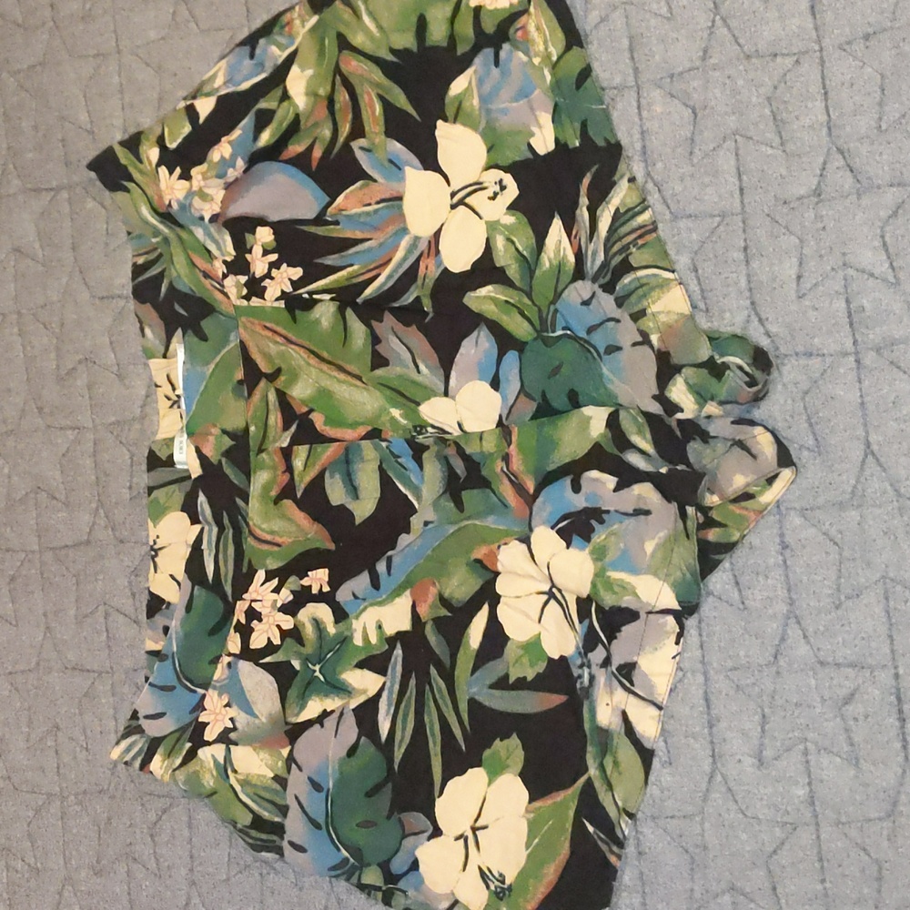 Plant side tie shorts